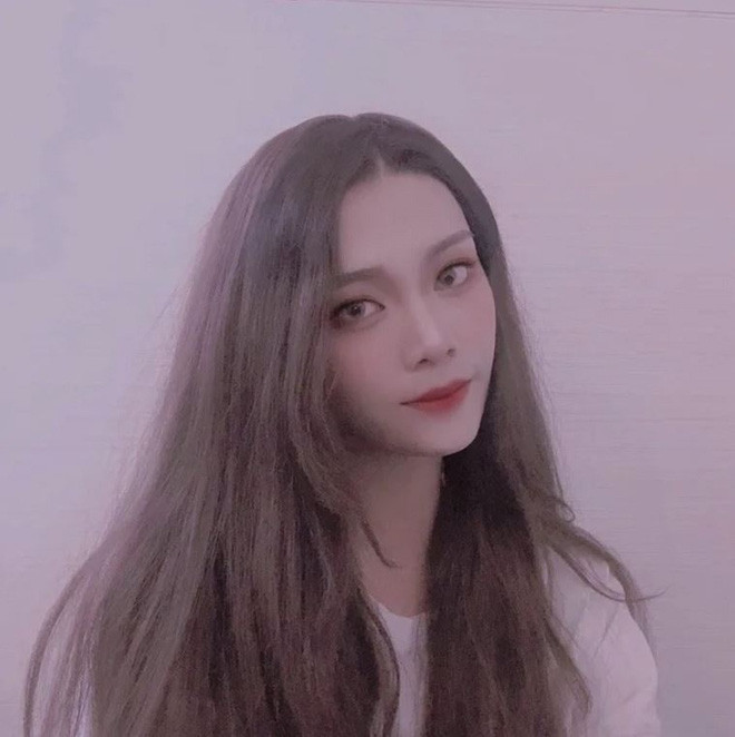 Thời gian gần đây, vì muốn chụp những tác phẩm về bình đẳng giới nên anh chàng đã mượn bạn bè các trang phục nữ, rồi tự trang điểm, tự lên đồ và hóa thân thành hot girl.