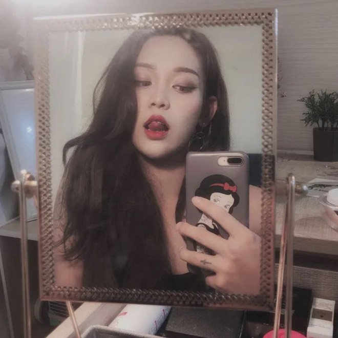 Chàng trai này dễ dàng đánh lừa mọi người khi hóa trang thành con gái bởi anh ta có vóc dáng mảnh khảnh, nước da trắng, khuôn mặt thanh tú và mái tóc dài bồng bềnh đầy nữ tính.