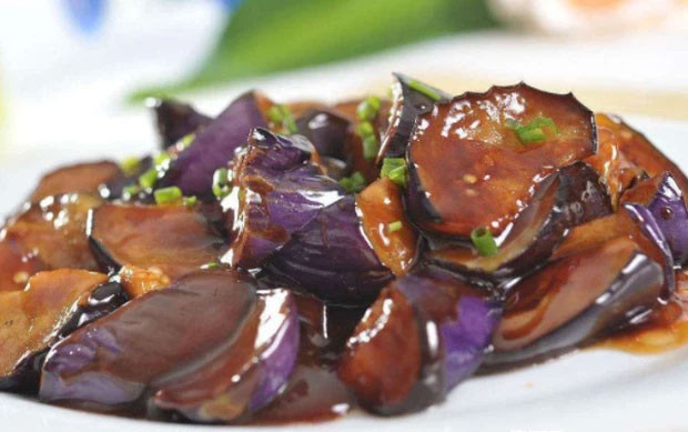 Cà tím: Trong khẩu phần ăn của người Nhật Bản, có một loại rau vô cùng quen thuộc chính là cà tím. Người dân nước này luôn ưa chuộng những loại thực phẩm giàu dinh dưỡng như cà tím.