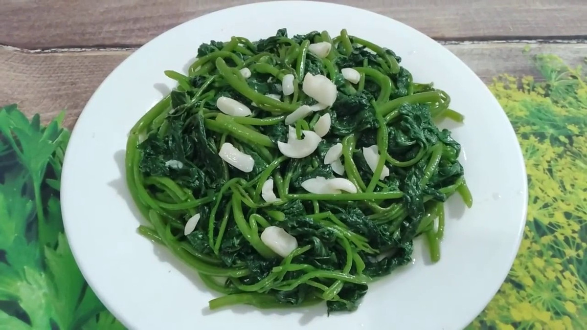 Rau khoai lang có thể trì hoãn sự lão hóa, chữa viêm khớp, thấp khớp, giúp nhuận tràng, thanh nhiệt, giải độc, ngừa bệnh ung thư... do đó xứng đáng được mệnh danh là "thứ rau trường thọ".