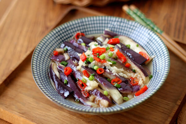 Đặc biệt, trong một quả cà tím còn chứa 13 loại hợp chất phenolic có khả năng chống lại ung thư và hỗ trợ điều trị ung thư. Cà tím có khả năng phòng ngừa những căn bệnh ung thư vì nó còn chứa nhiều chất chống oxy hóa, có tác dụng tiêu diệt các gốc tự do gây hại cho cơ thể.