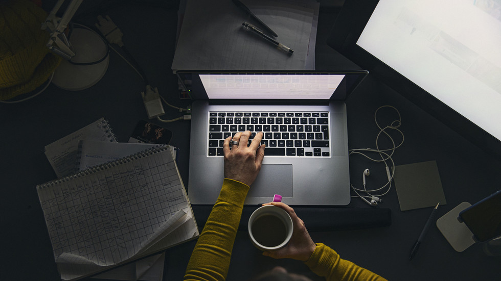 Sep My gay phan no khi sa thai 900 nhan vien qua hop Zoom