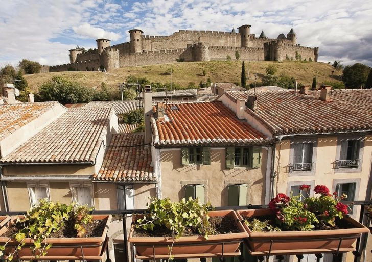 3. Carcassonne, Pháp: Địa điểm du lịch này thực sự là một pháo đài cũ, có nghĩa là toàn bộ thị trấn nằm bên trong một bức tường lâu đài thời trung cổ với một mê cung đường phố để khám phá. Thị trấn được bao quanh bởi những vườn nho và bạn có thể tìm thấy nhiều nhà hàng tuyệt vời để thưởng thức của ngon vật lạ nước Pháp.