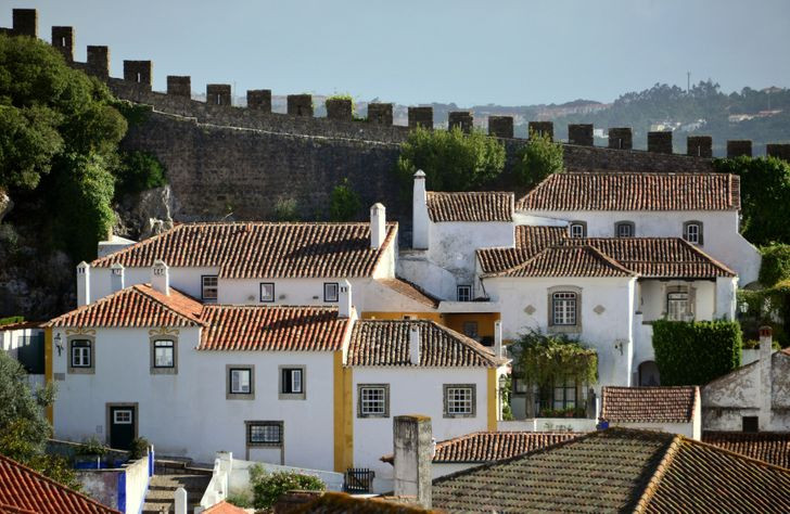 10. Óbidos, Bồ Đào Nha: Nếu bạn đang tìm kiếm một trải nghiệm yên tĩnh và chân thực về văn hóa Bồ Đào Nha, thì đây có thể là điểm đến hoàn hảo. Nằm ở phía bắc thủ đô Lisbon, thị trấn thời trung cổ trên đỉnh đồi này là ngôi làng mộc mạc lý tưởng để khám phá.