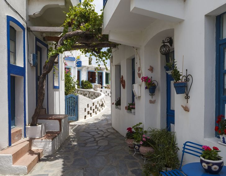 7. Đảo Nisyros, Hy Lạp: Nếu bạn không thích những nơi đông người và giá đắt đỏ thì đảo Nisyros thực sự là điểm du lịch châu Âu lý tưởng cho bạn. Đến đây, bạn có thể ngắm những con đường rải sỏi và những tòa nhà trắng cùng những bờ biển nguyên sơ hay trải nghiệm tắm suối nước nóng tự nhiên.
