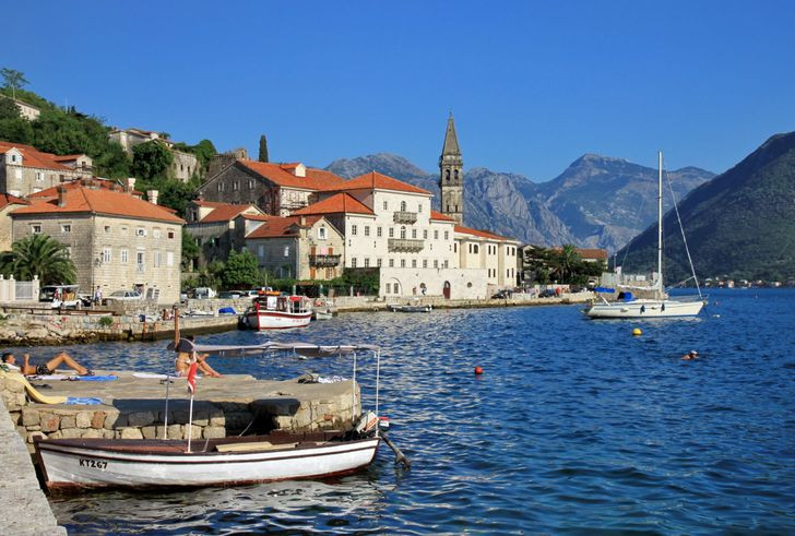 12. Perast, Montenegro: Thị trấn này có khung cảnh bình dị tuyệt đẹp. Đến với thị trấn bên bờ biển này, bạn có thể tránh xa cuộc sống xô bồ của thành thị và hòa mình vào không gian chỉ có nắng, biển và những món ăn ngon.