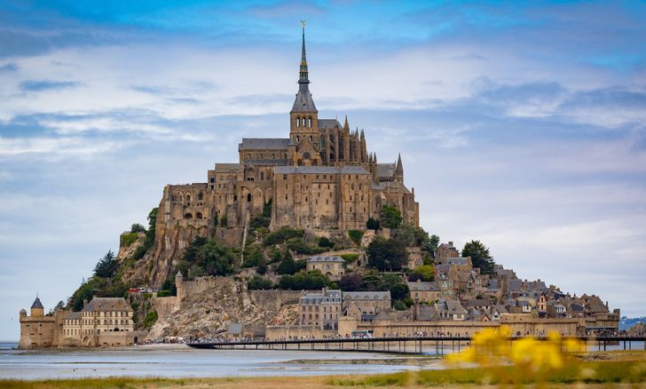 6. Le Mont-Saint-Michel, Pháp: Tại đây, bạn có thể sống trong một giấc mơ cổ tích trên hòn đảo tu viện ở Normandy, Pháp. Nó cách bờ khoảng 1,2 dặm (2 km), được nối với nhau bằng một cây cầu dành cho người đi bộ và đường bộ.