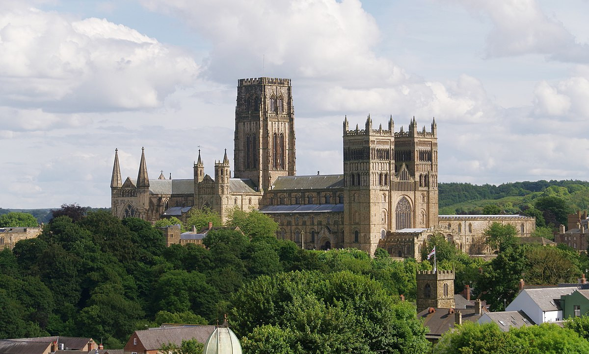 4. Durham, Anh: Nằm ở phía Đông Bắc của nước Anh, thành phố này có tất cả, từ những lâu đài cho đến những quán trà cổ kính. Đây cũng là nơi quay một số tập phim Harry Potter, vì vậy nếu bạn là một người hâm mộ phim thì đây là một địa điểm không thể bỏ qua.