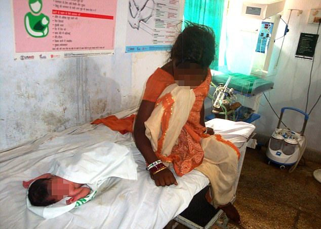 Thieu nu 17 tuoi sinh con, canh sat phat hien dieu kinh hoang