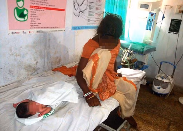 Thieu nu 17 tuoi sinh con, canh sat phat hien dieu kinh hoang