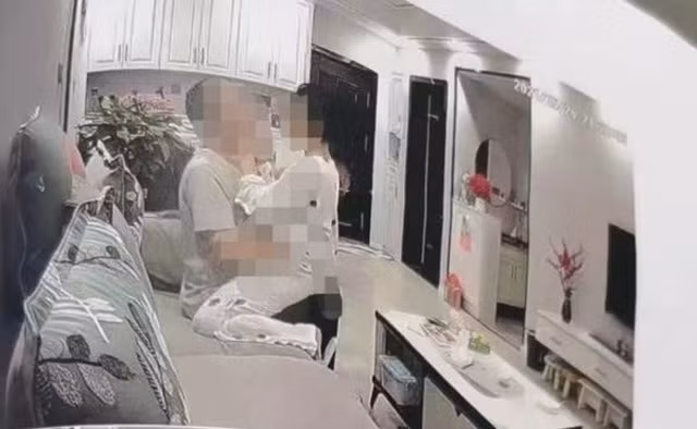 Chong xa nha lap camera phong khach va phat hien vo “cam sung”