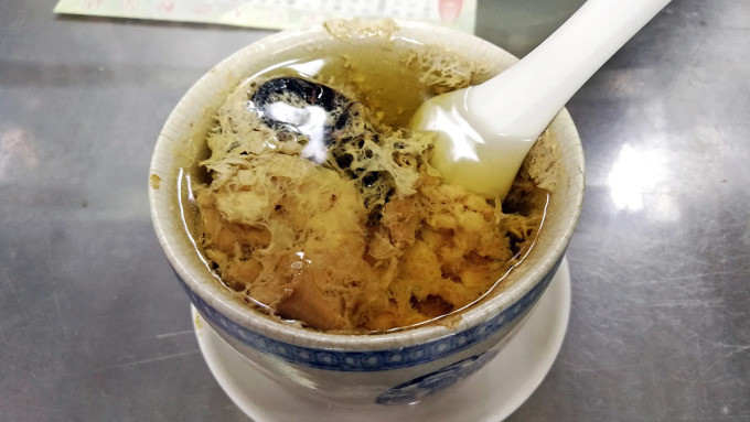 Để canh ngon cần tất cả các nguyên liệu tươi sống. Đặc biệt, bọ cạp cần được ngâm nước hoặc nước muối để xử lý kỹ phần đuôi có độc. 