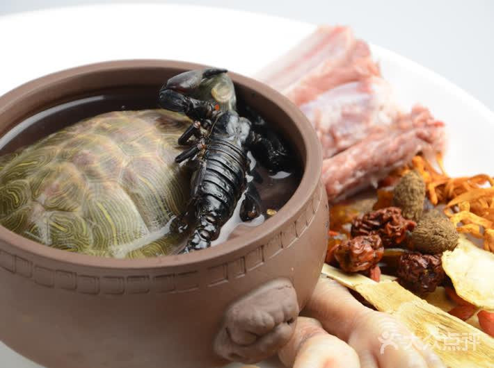 Người dân miền nam Trung Quốc thường nấu thành món canh bọ cạp truyền thống và ăn như khai vị hoặc dùng trong bữa cơm.