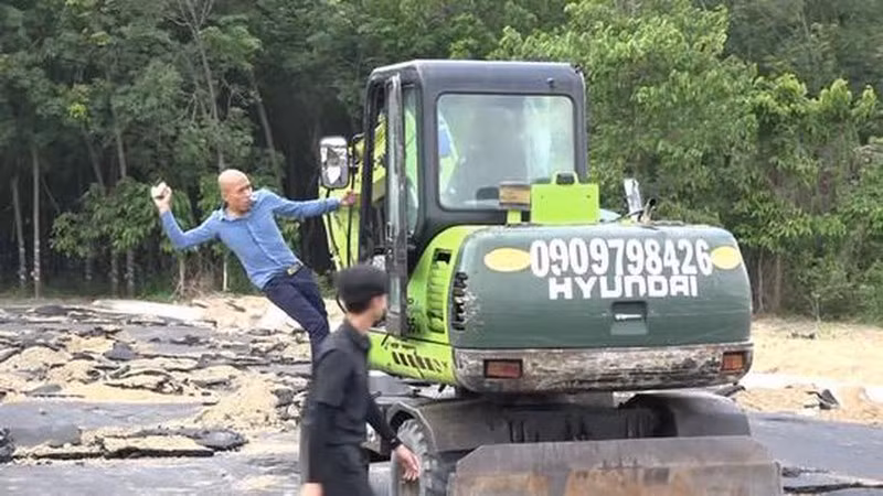 Nữ nhân viên Alibaba ra lệnh đập phá xe đoàn cưỡng chế lãnh 4 năm 6 tháng tù - Hình 2 Nu nhan vien Alibaba ra lenh dap pha xe doan cuong che lanh 4 nam 6 thang tu-Hinh-2