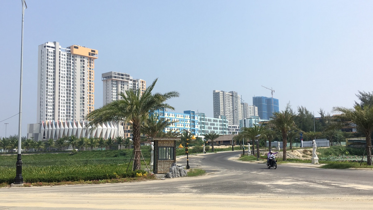 Empire cam kết lợi nhuận 12%/năm trong 8 năm đầu tiên với khách hàng sở hữu condotel. Trong quá trình xây dựng, dự án này cũng nhiều lần bị chính quyền thanh tra và xử phạt do sai phạm về xây dựng, tự tăng diện tích quy hoạch....