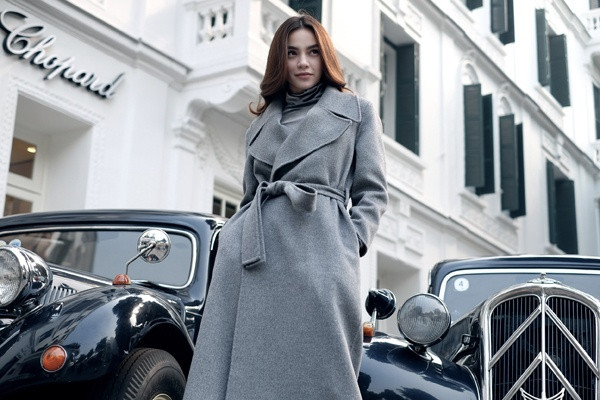 Một mẫu áo khoác mang phong cách cổ điển đan xen hơi thở đương đại mang lại hình ảnh sành điệu cho nữ ca sĩ.