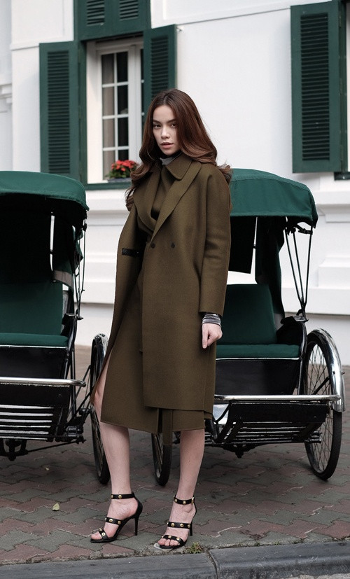 Phong cách thời trang của Hồ Ngọc Hà rất phù hợp với những chuyển động của thời tiết. Những set đồ đơn giản, kín đáo nhưng vẫn tôn lên nét quyến rũ của người phụ nữ.