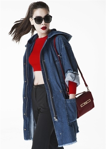 Túi xách và kính mát thường là những phụ kiện không thể thiếu của nữ ca sĩ khi xuống phố. Người đẹp trang điểm nhẹ nhàng, chỉ chú trọng vào son môi.