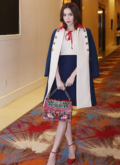 Nữ ca sĩ trẻ trung, sang trọng trong set đồ gồm váy ngắn và áo khoác dài cùng tông của một thương hiệu nước ngoài nổi tiếng.