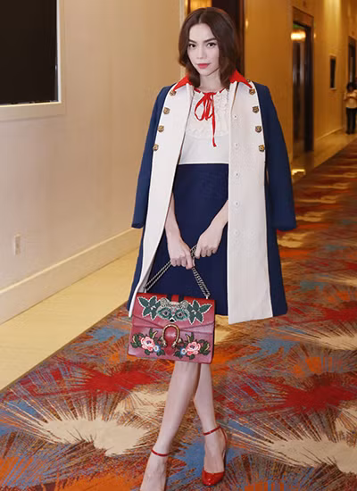 Nữ ca sĩ trẻ trung, sang trọng trong set đồ gồm váy ngắn và áo khoác dài cùng tông của một thương hiệu nước ngoài nổi tiếng.