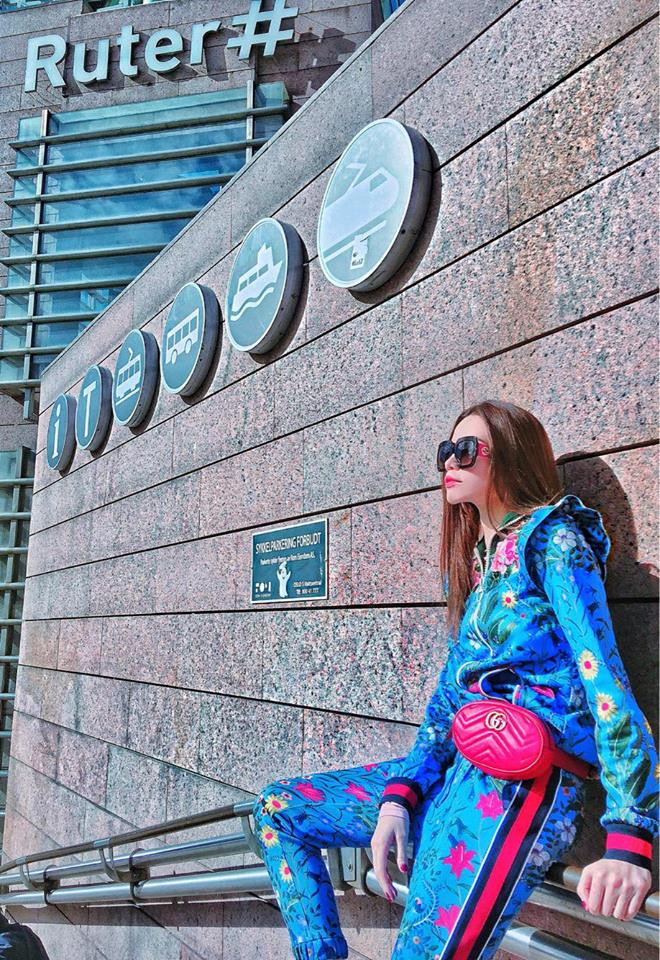 Hồ Ngọc Hà khoe street style bừng sáng cả một góc phố với bộ cánh hoạ tiết mang hơi hướng sporty chic cực thời thượng của nhà mốt lừng danh nước Ý, Gucci.