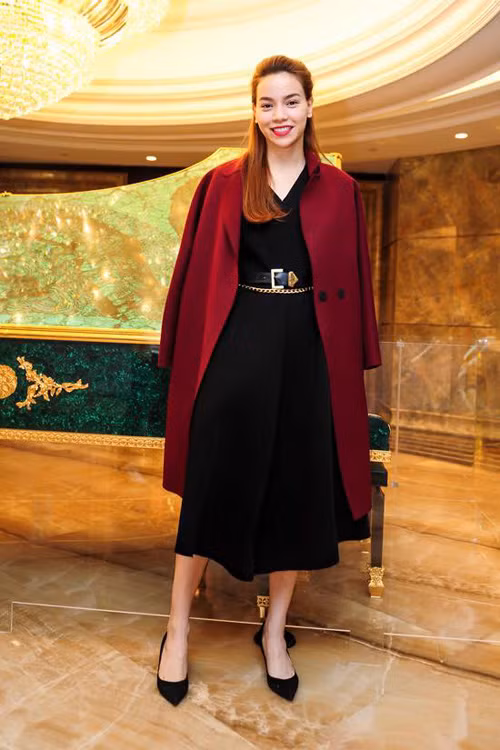 Hồ Ngọc Hà yêu thích chiếc áo khoác Small instant sleeve Coat màu đỏ đậm với kiểu khoác hờ sành điệu
