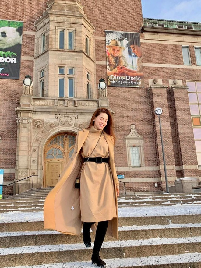 Hồ Ngọc Hà tạo dáng sang chảnh bên ngoài bảo tàng ở Thụy Điển, quê nhà Kim Lý