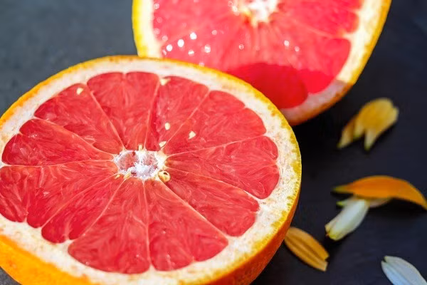 3. Bưởi Với 2 chất quan trọng là naringenin và naringin, bưởi có khả năng giải độc cơ thể. Bên cạnh đó, bưởi cũng giúp cải thiện các bệnh về mô liên kết, đồng thời giảm lượng mỡ tích tụ trong gan.