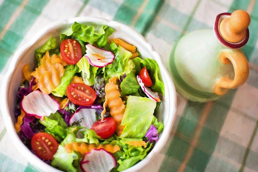 Vào buổi trưa, Võ Hạ Trâm sẽ ăn trưa bằng đĩa salad và lòng trắng trứng gà - Ảnh minh họa: Internet