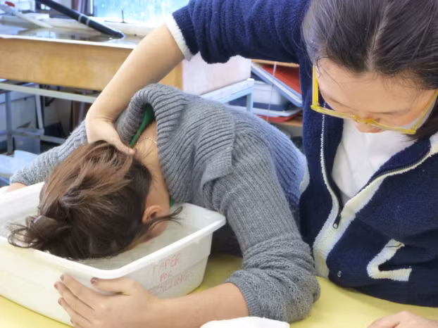 2. Cơ thể sẽ làm chậm mọi quá trình để bảo vệ bạn khi đuối nước Hiệu ứng này được gọi là "phản xạ lặn". Khi não bộ nhận ra cơ thể con người đang bị chìm trong nước, nó sẽ làm chậm nhịp tim để máu từ các chi về lại những bộ phận quan trọng và duy trì oxy. bạn lặn càng sâu hay ở dưới nước càng sâu thì nhịp tim sẽ càng chậm đi.