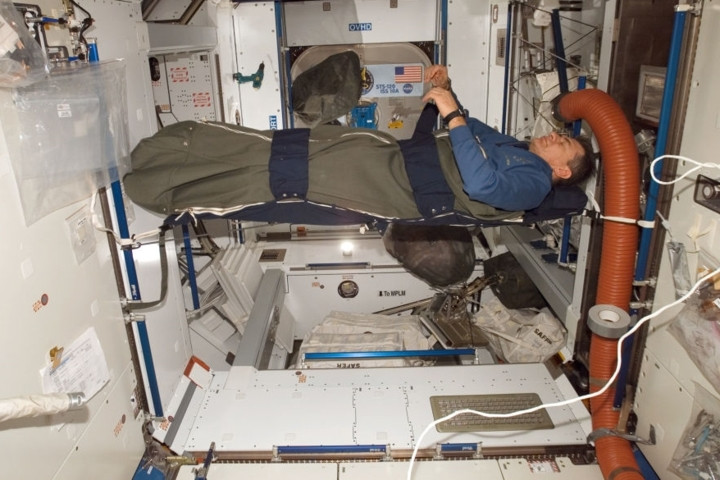 Du hành gia Cơ quan Vũ trụ châu Âu (ESA) Paolo Nespoli đang nghỉ trong túi ngủ ở nút Harmony của ISS./.