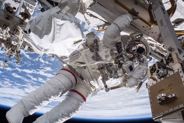 Nhà du hành NASA Drew Feustel lơ lửng bên ngoài ISS vào tháng 3/2018.