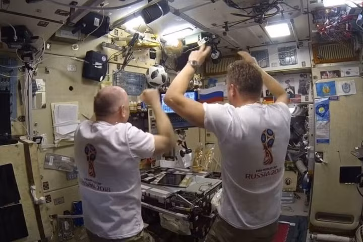 Theo dõi một trận bóng đá khi đang ở trong trạm vũ trụ ISS.