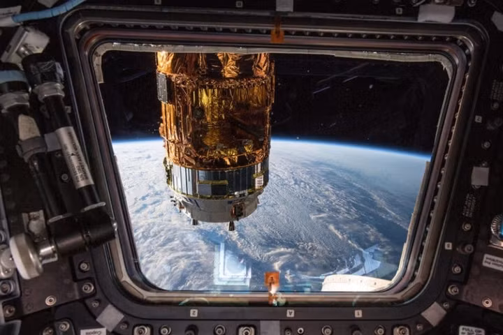 Cửa sổ ISS lúc trạm vũ trụ này đang ở vị trí 413,6km phía trên Vịnh St. Lawrence.