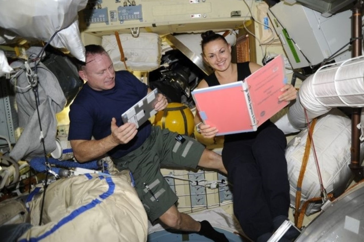 Nữ du hành gia Elena Serova đọc một cuốn sách hướng dẫn bên trong Trạm Vũ trụ Quốc tế.