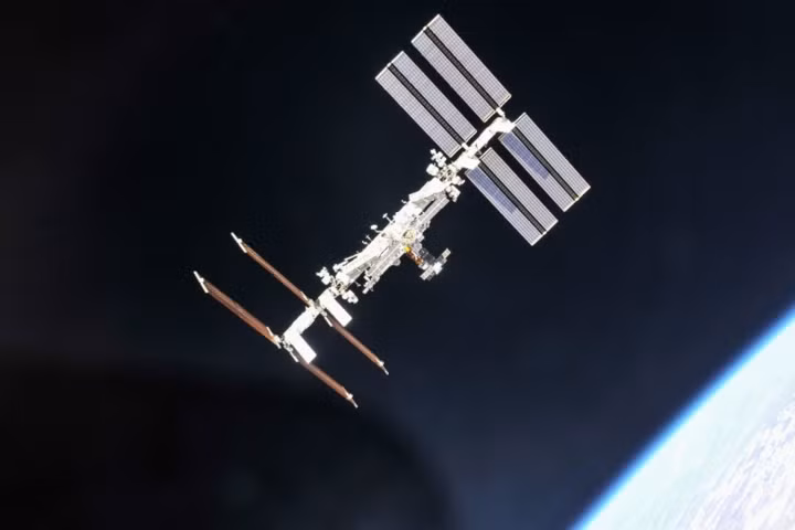 Hình ảnh ISS do các thành viên phi hành đoàn Expedition-56 từ tàu vũ trụ Soyuz chụp.