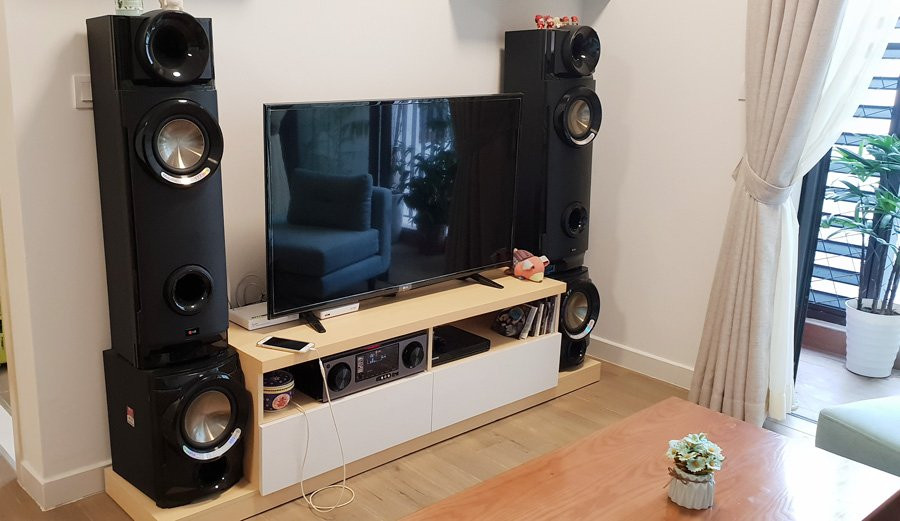 Yêu âm nhạc nên phòng khách của MC Đại Dương để bộ loa rất to, tiện cho việc nghe nhạc.