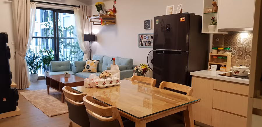 Căn hộ ấm cúng của Đại Dương nằm trên tầng 22 của khu chung cư xanh mát. Đại Dương lấy tông màu xanh bạc hà của ghế sofa làm chủ đạo để thêm thắt các chi tiết khác cho căn hộ. MC Đại Dương mua nó sau nhiều năm tích góp từ công việc MC ở đài VTC, VTV và cả chạy show bên ngoài.