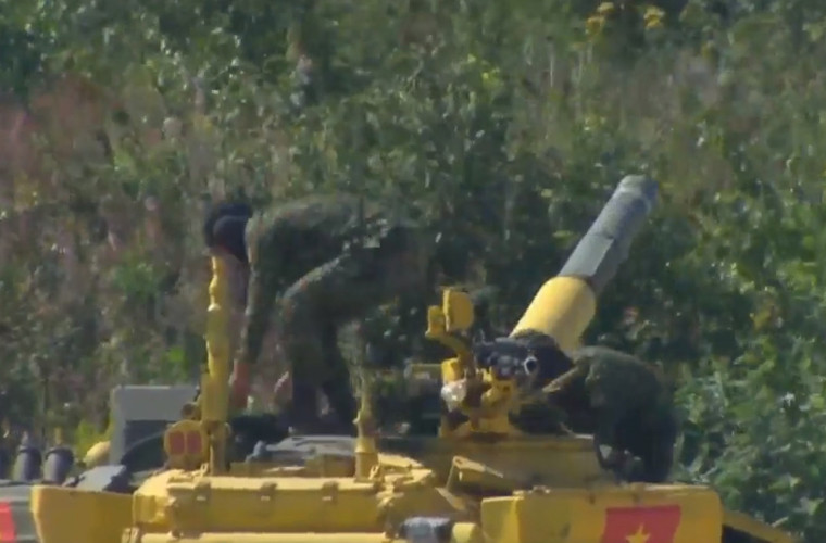 Các chiến sĩ chuẩn bị cho bài bắn mục tiêu “giả định” súng phóng lựu, tên lửa chống tăng ở vòng thi thứ 3. Nguồn ảnh: Tzvezda