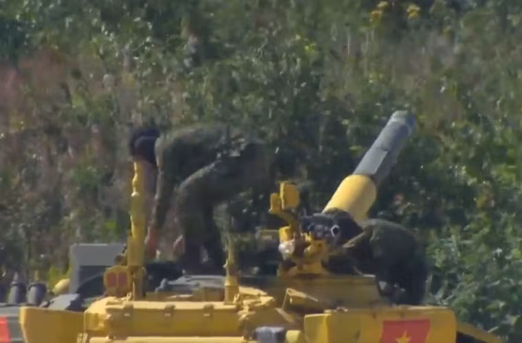 Các chiến sĩ chuẩn bị cho bài bắn mục tiêu “giả định” súng phóng lựu, tên lửa chống tăng ở vòng thi thứ 3. Nguồn ảnh: Tzvezda