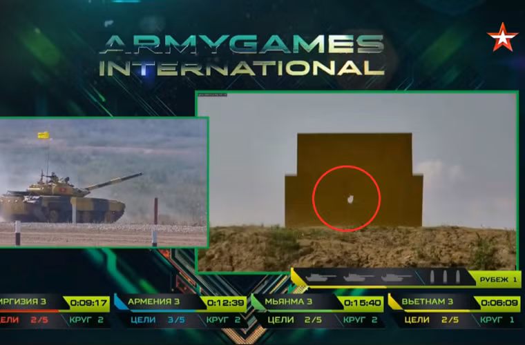 Tuyệt vời hơn, tất cả những người theo dõi cuộc thi ở Nga và online qua mạng internet ở Việt Nam đều vỡ òa khi đội tuyển Việt Nam xuất sắc bắn trúng 3/3 mục tiêu bài bắn pháo. Đây là lần đầu tiên chúng ta làm được điều đó trong cuộc thi. Và phải nên nhớ rằng, việc bắn 3/3 mục tiêu ngay lần đầu tham gia thì không phải đội nào cũng làm được trong nhiều kỳ Tank Biathlon. Nguồn ảnh: Tzvezda