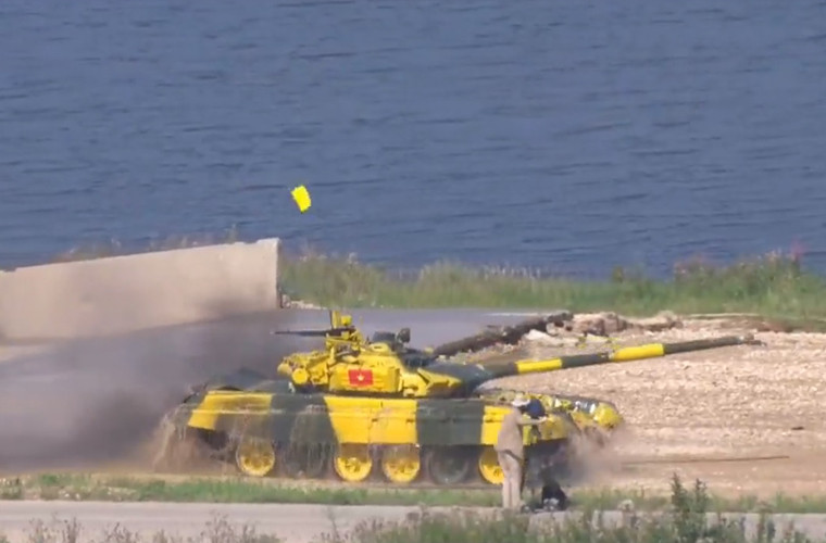 Sau đó, xe tăng T-72B3 đội Việt Nam nhanh chóng tăng tốc vượt các vòng thi. Nguồn ảnh: Tzvezda