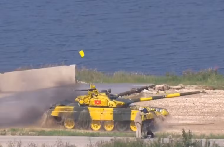 Sau đó, xe tăng T-72B3 đội Việt Nam nhanh chóng tăng tốc vượt các vòng thi. Nguồn ảnh: Tzvezda