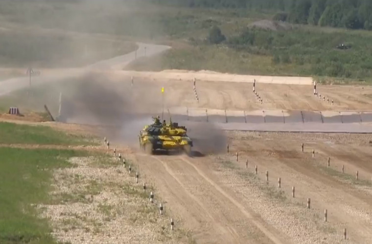 Việc bắn trúng 4/5 mục tiêu của trận đấu cho thấy sự tiến bộ vượt bậc của các chiến sĩ tăng thiết giáp Việt Nam tại Tank Biathlon mà chỉ tính bằng ngày. Nên nhớ rằng, không nhiều đội ở kỳ thi này và các kỳ trước hạ được mục tiêu trực thăng bằng súng máy 12,7mm. Ngay trong trận đấu này, chỉ có Việt Nam và Armenia là hạ được mục tiêu trực thăng. Nguồn ảnh: Tzvezda