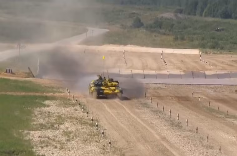 Việc bắn trúng 4/5 mục tiêu của trận đấu cho thấy sự tiến bộ vượt bậc của các chiến sĩ tăng thiết giáp Việt Nam tại Tank Biathlon mà chỉ tính bằng ngày. Nên nhớ rằng, không nhiều đội ở kỳ thi này và các kỳ trước hạ được mục tiêu trực thăng bằng súng máy 12,7mm. Ngay trong trận đấu này, chỉ có Việt Nam và Armenia là hạ được mục tiêu trực thăng. Nguồn ảnh: Tzvezda