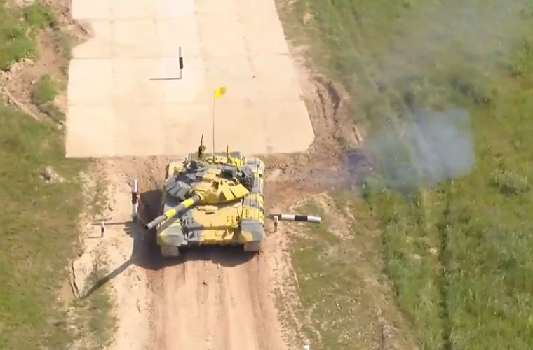 Đội Việt Nam xuất phát ở vị trí thứ 4, ngay màn vượt chướng ngại vật ban đầu chúng ta đã phạm lỗi khi húc đổ cọc tiêu. Nguồn ảnh: Tzvezda