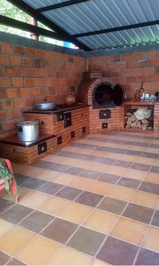 Kiểu bếp này khác với những căn bếp truyền thống là một gian nhỏ trong không gian sống, nó được xây phía ngoài căn nhà, tách biệt hẳn và thành một khu riêng. Không gian bếp rất rộng rãi, mang đến cảm giác thoải mái cho người sử dụng. Bếp được xây bằng gạch đỏ truyền thống, không trét vữa hay ốp gỗ để tạo nét thô mộc, gần gũi. Hiện, mẫu bếp ngoài mang phong cách châu Âu độc đáo này vẫn đang được dân mạng bàn tán và chia sẻ rôm rả.