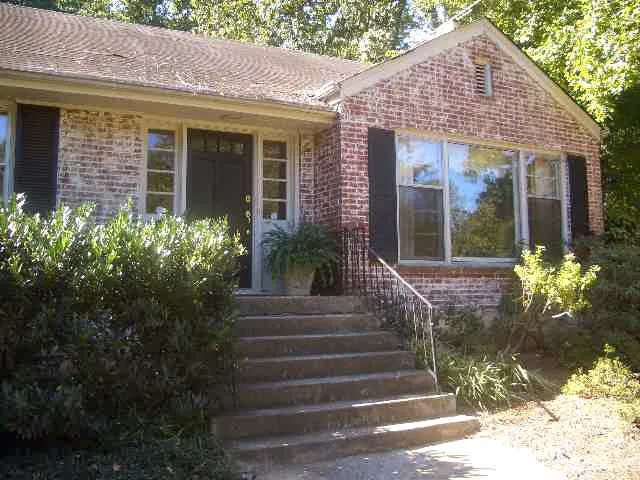 Sơn bên ngoài màu trắng và cửa chớp bằng màu kaki. Các bậc thang bằng đá phiến màu xanh lam và các bậc đá xếp chồng tạo nên một lối đi rõ ràng đến lối vào...