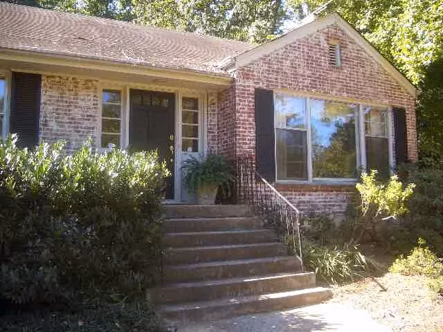 Sơn bên ngoài màu trắng và cửa chớp bằng màu kaki. Các bậc thang bằng đá phiến màu xanh lam và các bậc đá xếp chồng tạo nên một lối đi rõ ràng đến lối vào...