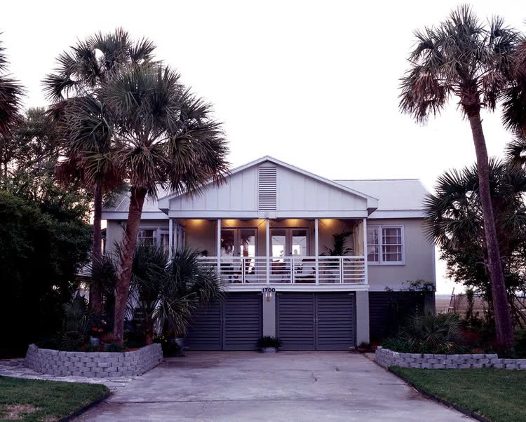 Phương án thay đổi ngoại thất giá mềm nhất là sơn, sử dụng các yếu tố từ thiên nhiên (như gỗ, đá, bê tông và kim loại) để tăng thêm sự thú vị về mặt thị giác. Bạn cũng nên cập nhật cửa chớp, cửa sổ, hàng rào để nâng tầm phong cách.